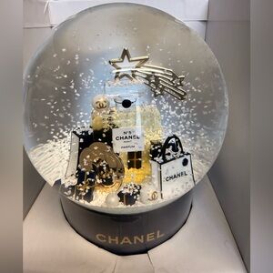 CHANEL N°5 Snow Globe 2025